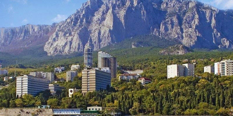 Корпуса-санатория-Мисхор-на-фоне-Ай-Петри