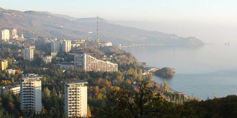vid-na-sanatorii-krym-s-gori-medved