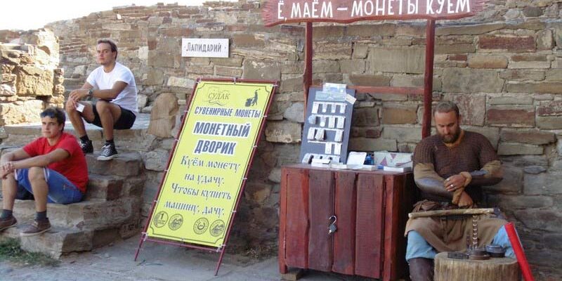 Сувенирная ковка монет на входе